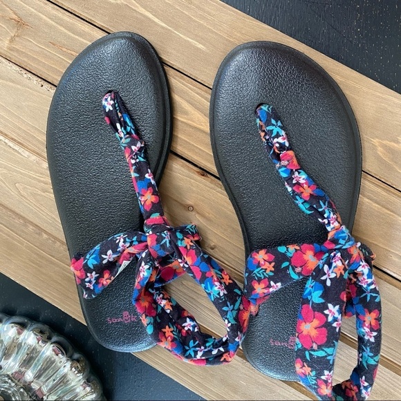Sanuk Black and Floral Sandals Size 6.5 - Picture 2 of 5